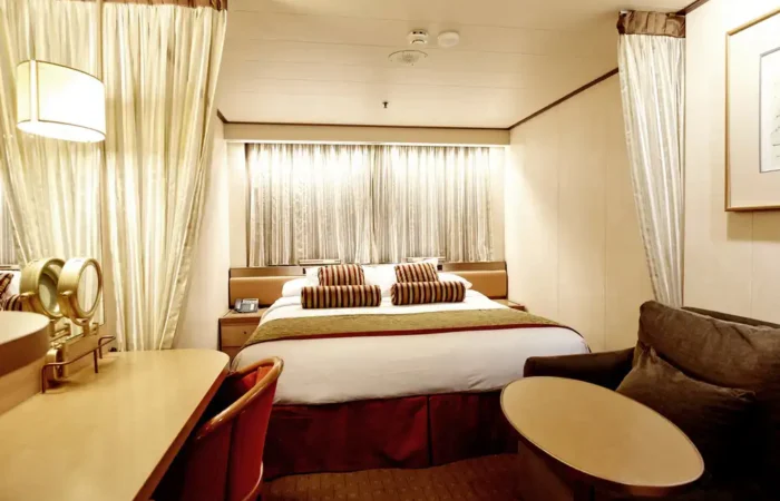 cj-12-insidestaeroom queen